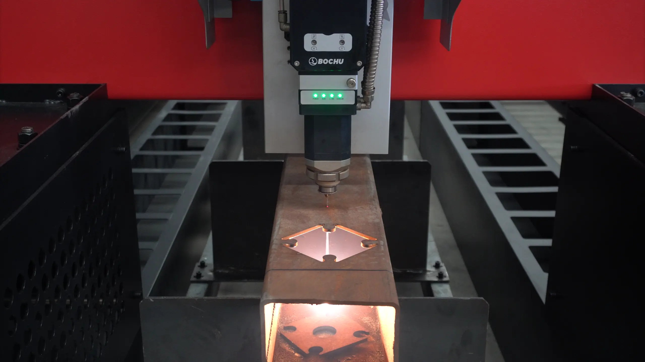 EETO-FGT fiber laser cutting machine cutting a square steel tube